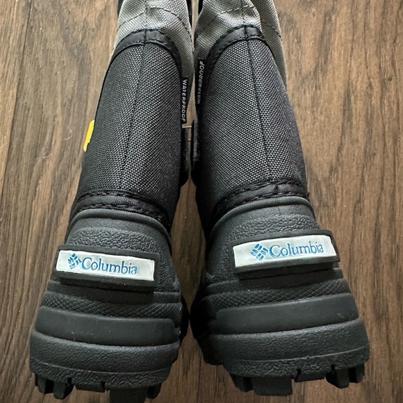 Columbia Baby SIZE 5 Powderbug™ Plus II Snow Boot in Black/Hyper Blue - $75 - Picture 3 of 6